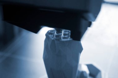 3D yazıcı. 3D yazıcı yazdırma işlemi. 3 boyutlu yazıcı erimiş plastikten nesne yaratıyor. 3D baskı. Yenilik katkı sağlayan robot teknolojisi. Modern üç boyutlu baskı teknolojileri