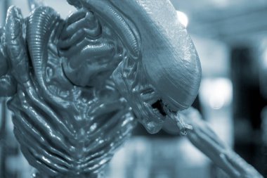 Sanat eseri 3D yazıcıya yazdırıldı. Erimiş plastik sarı altından yapılmış 3 boyutlu yazıcıya basılmış detaylı prototip modeli. Katkı sağlayan 3D baskı teknolojisi. Yeni modern prototip teknolojileri