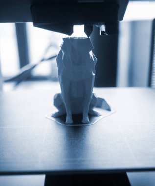 3D yazıcıda yazdırma işlemi. Erimiş plastiğin yakın çekiminden 3 boyutlu yazıcı nesnesi. 3D yazıcıda yaratıcı bir model oluşturuldu. Üç boyutlu baskının yeni modern teknolojileri. Katkı teknolojisi