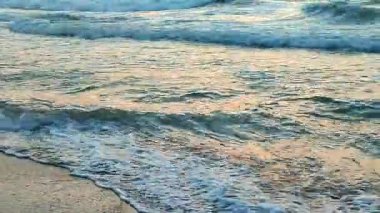 Gün batımında ve şafakta denizde beyaz köpüklü büyük dalgalar. Fırtına. Mavi deniz. Fırtınalı deniz. Kıyı sahili kıyısı. Deniz kıyısı kıyısı. Doğal arka plan doğa fırtınası