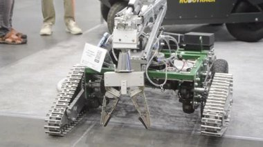 Küçük robot arabasında vinç ve raylar var. Robot teknolojisi, yeni teknoloji, radyo kontrol nakil robotu. Teknolojik eğlence