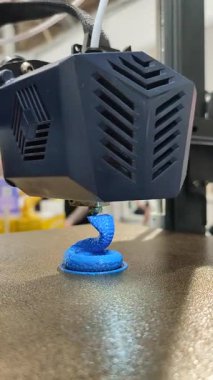 3D yazıcı. 3D yazıcıda yazdırma işlemi. Erimiş plastikten 3 boyutlu yazıcı nesnesi. 3D baskı teknolojisi. Katkı sağlayan yenilikçi teknoloji. Yeni modern prototip teknolojileri Dikey