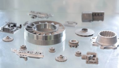 Metal madde, metal tozundan 3D yazıcıya basılmış. Metal tozundan 3D yazıcıda üretilen bir model. Metal Jet teknolojisi. Yeni modern 3D baskı teknolojileri. Katkı sağlayan yenilikçi teknoloji. Kavram