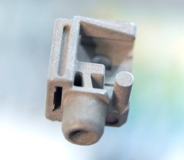 Metal madde, metal tozundan 3D yazıcıya basılmış. Metal tozundan 3D yazıcıda üretilen bir model. Metal Jet teknolojisi. Yeni modern 3D baskı teknolojileri. Katkı sağlayan yenilikçi teknoloji. Kavram