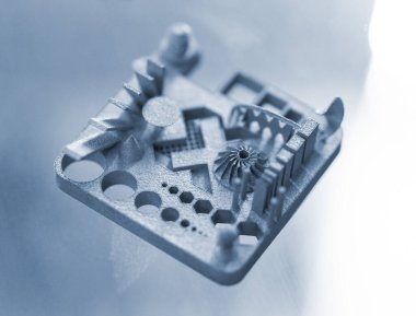 Metal madde, metal tozundan 3D yazıcıya basılmış. Metal tozundan 3D yazıcıda üretilen bir model. Metal Jet teknolojisi. Yeni modern 3D baskı teknolojileri. Katkı sağlayan yenilikçi teknoloji. Kavram
