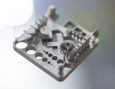 Metal madde, metal tozundan 3D yazıcıya basılmış. Metal tozundan 3D yazıcıda üretilen bir model. Metal Jet teknolojisi. Yeni modern 3D baskı teknolojileri. Katkı sağlayan yenilikçi teknoloji. Kavram