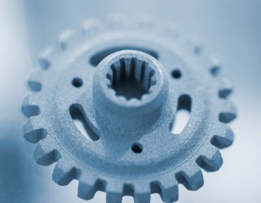 Metal madde, metal tozundan 3D yazıcıya basılmış. Metal tozundan 3D yazıcıda üretilen bir model. Metal Jet teknolojisi. Yeni modern 3D baskı teknolojileri. Katkı sağlayan yenilikçi teknoloji. Kavram