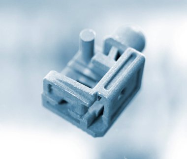 Metal madde, metal tozundan 3D yazıcıya basılmış. Metal tozundan 3D yazıcıda üretilen bir model. Metal Jet teknolojisi. Yeni modern 3D baskı teknolojileri. Katkı sağlayan yenilikçi teknoloji. Kavram