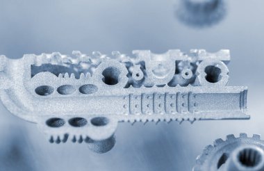 Metal madde, metal tozundan 3D yazıcıya basılmış. Metal tozundan 3D yazıcıda üretilen bir model. Metal Jet teknolojisi. Yeni modern 3D baskı teknolojileri. Katkı sağlayan yenilikçi teknoloji. Kavram