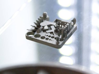 Metal madde, metal tozundan 3D yazıcıya basılmış. Metal tozundan 3D yazıcıda üretilen bir model. Metal Jet teknolojisi. Yeni modern 3D baskı teknolojileri. Katkı sağlayan yenilikçi teknoloji. Kavram