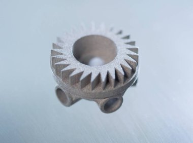 Metal madde, metal tozundan 3D yazıcıya basılmış. Metal tozundan 3D yazıcıda üretilen bir model. Metal Jet teknolojisi. Yeni modern 3D baskı teknolojileri. Katkı sağlayan yenilikçi teknoloji. Kavram