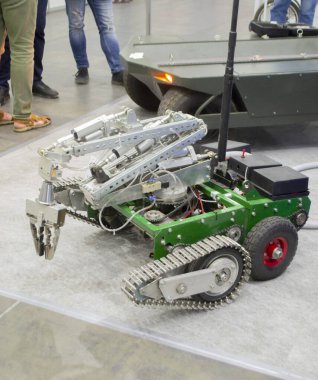 Küçük robot arabasında vinç ve raylar var. Robot teknolojisi, yeni teknoloji, radyo kontrol nakil robotu. Teknolojik eğlence