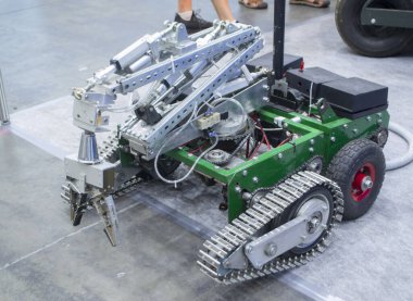 Küçük robot arabasında vinç ve raylar var. Robot teknolojisi, yeni teknoloji, radyo kontrol nakil robotu. Teknolojik eğlence