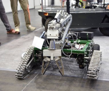 Küçük robot arabasında vinç ve raylar var. Robot teknolojisi, yeni teknoloji, radyo kontrol nakil robotu. Teknolojik eğlence