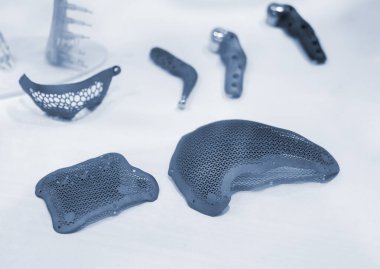 Biyolojik uyumlu titanyum tozundan üç boyutlu yazıcıya implantlar ve protezler basılmış. İnsan kafatası için kraniyoplasti, çene sabitleme plakaları. - Evet. Endoprotezler. Biyomühendislik