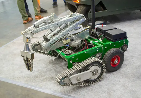 Küçük robot arabasında vinç ve raylar var. Robot teknolojisi, yeni teknoloji, radyo kontrol nakil robotu. Teknolojik eğlence