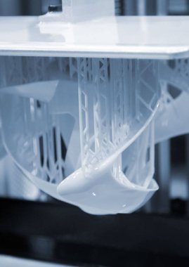 3D yazıcıda yakın plan baskı modelleri. Baskı platformundaki sıvı fotopolimer reçinelerden fotopolimer sla 3D yazıcıya basılmış nesneler. Modern katkı teknolojisi. 3D yazıcı baskısı. Mavi renk