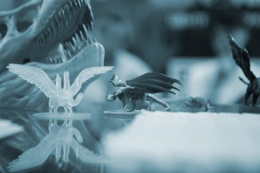 Polimer yakın plandaki üç boyutlu yazıcıya farklı şekillerde basılmış ayrıntılı modeller. 3D yazıcı tarafından oluşturulan detaylı nesne 3D yazdırma metodu kullanıyor. Konsept 3 boyutlu baskı. SLA baskı teknolojisi. Mavi renk