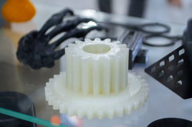 Erimiş plastik beyaz renkten 3D yazıcıya basılmış modeller. Beyaz plastikten 3D yazıcıda oluşturulan parça modeli. 3 boyutlu yazıcı 3 boyutlu modelleme prototipleme üç boyutlu nesne