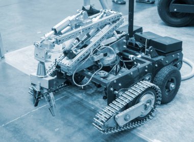 Küçük robot arabasında vinç ve raylar var. Robot teknolojisi, yeni teknoloji, radyo kontrol nakil robotu. Teknolojik eğlence. Mavi renk