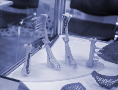 Biyolojik uyumlu titanyum tozundan üç boyutlu yazıcıya implantlar ve protezler basılmış. Hayvanların deformasyonunu düzeltmek için tabaklar. Plastikten 3 boyutlu yazıcıya basılmış hayvan kemikleri üzerindeki Titanyum plakalar.