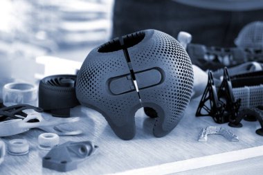 MJF 3D baskı teknolojisi kullanılarak plastik tozdan çıkan 3 boyutlu bir yazıcıya basılan kafa şekli bozulmasının tedavisi için miğfer. Yeni modern 3D baskı teknolojisi