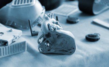 3 boyutlu bir yazıcıya basılmış insan kalbi prototipi. Yanmış plastik tozundan 3 boyutlu bir yazıcıda yaratılmış bir nesne. Yeni modern katkı teknolojileri. 3B Yazdırma Teknolojisi