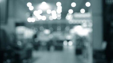 Binada yürüyen insanlar. Duvarları, zemini, tavan lambaları olan bir bina. İçerideki insanların siluetleri. Bir sürü insan yürüyor. Erkekler ve kadınlar uzun salonda. Sergi merkezi. Bulanık arkaplan