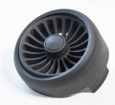 Erimiş siyah plastikten çıkan üç boyutlu yazıcıya beyaz izole arkaplana basılmış nesne. 3D yazıcıda oluşturulan yuvarlak şekilli plastik şebeke. 3D yazıcı Ek 3D yazıcı teknolojisi tarafından basılan küçük form