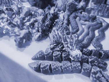 Üç boyutlu yazıcıya basılmış sanat eserleri. Erimiş plastikten üç boyutlu bir yazıcıda yaratılmış çeşitli yaratıcı modeller. Konsept 3 boyutlu baskı. Yeni modern 3D baskı katkı teknolojisi. Mavi renk