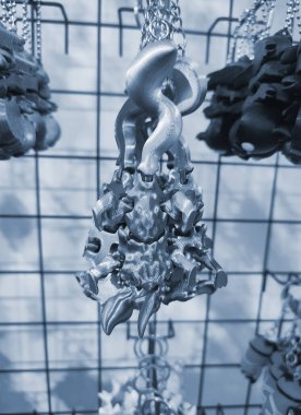 Zincirdeki erimiş plastikten üç boyutlu yazıcıya basılmış farklı oyuncak modelleri şeklinde anahtarlıklar. Konsept 3 boyutlu baskı. Yeni 3D baskı katkı teknolojisi. Mavi renk