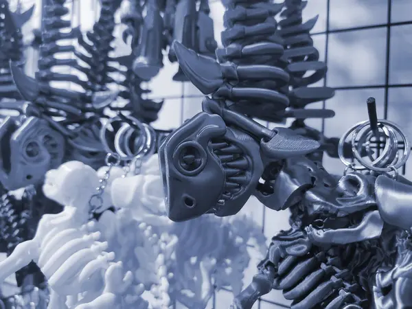Balık iskeleti şeklinde anahtarlıklar, zincirli erimiş plastikten 3 boyutlu yazıcıya basılmış oyuncak modelleri. Konsept 3 boyutlu baskı. Yeni modern 3D baskı katkı teknolojisi. Mavi renk