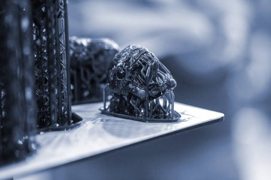 Sertleştirilmiş kauçuk kaplamalı üç boyutlu yazıcıya basılmış bir nesne. Ultraviyole ışığın etkisiyle sertleştirilmiş kauçuktan üç boyutlu bir yazıcıda siyah bir model yaratıldı. SLA 3D yazdırma. Stereolitografi