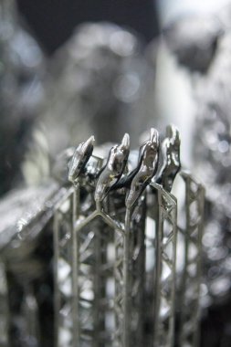 Sertleştirilmiş kauçuk kaplamalı üç boyutlu yazıcıya basılmış bir nesne. Ultraviyole ışığın etkisiyle sertleştirilmiş kauçuktan üç boyutlu bir yazıcıda siyah bir model yaratıldı. SLA 3D yazdırma. Stereolitografi