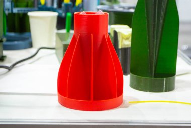 Erimiş plastikten üç boyutlu yazıcıya Shank dengeleyici basılmış. Dengeleme kuyruğu 3D yazıcıda oluşturuldu. 3D yazıcıya basılmış roket uçlu prototip modeli. Modern yenilik 3D baskı teknolojisi