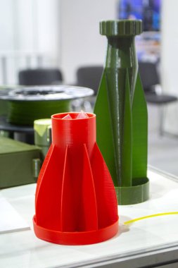 Erimiş plastikten üç boyutlu yazıcıya Shank dengeleyici basılmış. Dengeleme kuyruğu 3D yazıcıda oluşturuldu. 3D yazıcıya basılmış roket uçlu prototip modeli. Modern yenilik 3D baskı teknolojisi
