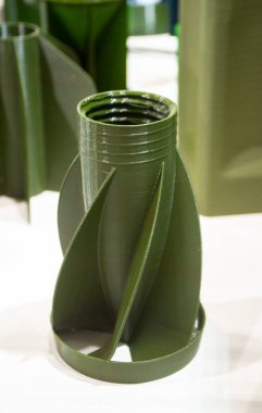 Erimiş plastikten üç boyutlu yazıcıya Shank dengeleyici basılmış. Dengeleme kuyruğu 3D yazıcıda oluşturuldu. 3D yazıcıya basılmış roket uçlu prototip modeli. Modern yenilik 3D baskı teknolojisi