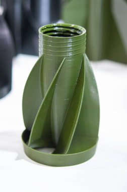 Erimiş plastikten üç boyutlu yazıcıya Shank dengeleyici basılmış. Dengeleme kuyruğu 3D yazıcıda oluşturuldu. 3D yazıcıya basılmış roket uçlu prototip modeli. Modern yenilik 3D baskı teknolojisi