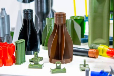 Erimiş plastikten üç boyutlu yazıcıya Shank dengeleyici basılmış. Dengeleme kuyruğu 3D yazıcıda oluşturuldu. 3D yazıcıya basılmış roket uçlu prototip modeli. Modern yenilik 3D baskı teknolojisi