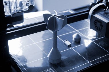 Shank stabilizatörü 3D yazıcının masaüstündeki erimiş plastikten 3D yazıcıya basılmış. Dengeleme kuyruğu 3D yazıcıda oluşturuldu. 3D yazıcıya basılmış roket uçlu prototip modeli. Yazdırılıyor