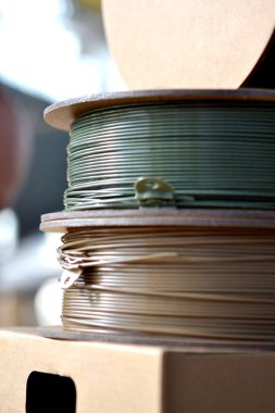 3D yazıcı için plastik tel. 3D yazıcıya basmak için plastik iplik maketleri. İplik makarası. 3D yazıcı için plastik. 3 boyutlu yazdırma için bileşenler. Yeni modern FDM yazıcı teknolojisi