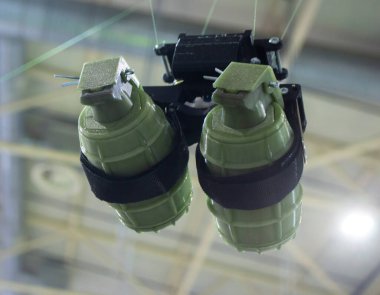 El bombası asıyorum. Erimiş plastikten 3 boyutlu yazıcıya el bombası basıldı. Plastik bomba 3 boyutlu yazıcıda yaratıldı. Mühimmat prototipi 3D yazıcıda basıldı. İnovasyon 3D baskı. Yenilik teknolojisi