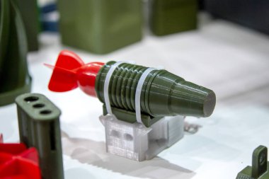 Bomba var. İnsansız hava aracı için küçük bomba modeli. Erimiş plastikten 3 boyutlu yazıcıya basılmış bomba modeli. 3 boyutlu yazıcıda kuyruklu vücut bombası. Prototip mühimmat 3 boyutlu yazıcıda basıldı. İnovasyon 3d yazdırma