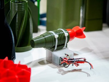 Bomba var. İnsansız hava aracı için küçük bomba modeli. Erimiş plastikten 3 boyutlu yazıcıya basılmış bomba modeli. 3 boyutlu yazıcıda kuyruklu vücut bombası. Prototip mühimmat 3 boyutlu yazıcıda basıldı. İnovasyon 3d yazdırma