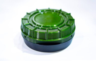 Beyaz arka planda izole edilmiş 3 boyutlu yazıcıya basılmış anti-personel yüksek patlayıcı mayını. Benimki erimiş plastikten 3D yazıcıda yaratıldı. Mühimmat prototipi 3D yazıcıda basıldı. Yenilik modern