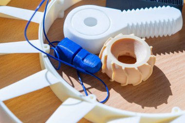 3D yazıcıya basılmış farklı nesneler. Modeller erimiş plastikten 3 boyutlu bir yazıcıda yaratıldı. Yeni modern 3D baskı teknolojileri. 3D yazdırma teknolojisi