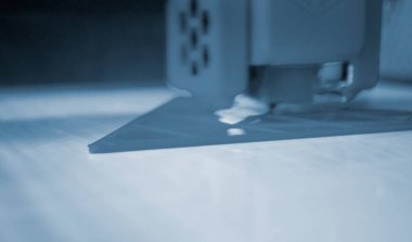 3D yazıcıda yazdırma işlemi. Erimiş plastiğin yakın çekiminden 3 boyutlu yazıcı nesnesi. 3D yazıcıda yaratıcı bir model oluşturuldu. Üç boyutlu baskının yeni modern teknolojileri. Katkı teknolojisi