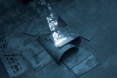 Metal yüzeylerin lazer temizliği. Pasdan lazer temizleme metali. Parlayan lazer ışını pasdan metali temizliyor. Lazer eski pası metalden temizler. Metal işçiliğinin icadı. Yeni teknolojiler