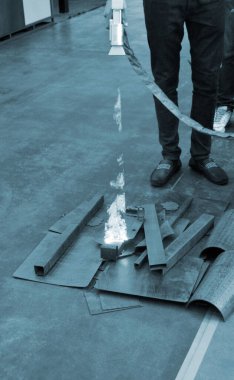 Lazerle pasdan metal yüzeyi temizleyen kişi. Lazerle metal yüzeyleri temizliyorum. Pasdan lazer temizleme metali. Parlayan lazer ışını metali temizliyor. Parlayan kiriş eski metalik kiri temizler