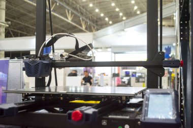 3D yazıcı. 3D yazıcının çalışan yüzey masaüstü. Çalışmayan 3D yazıcının boş çalışma yüzeyi. Yazıcı başı yazıcısı. Katkı sağlayan yenilikçi teknoloji. Modern yeni baskı endüstrisi